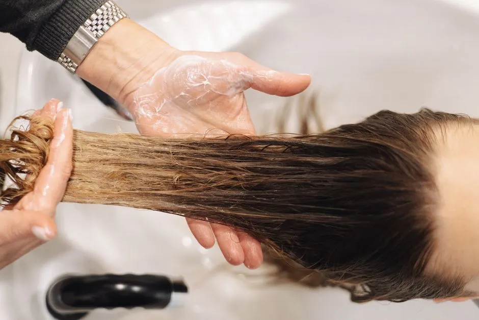How to Refresh Natural Hair Between Wash Days